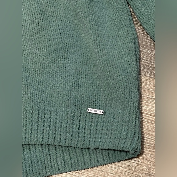 Super cute Hollister knit sweater - Picture 2 of 3